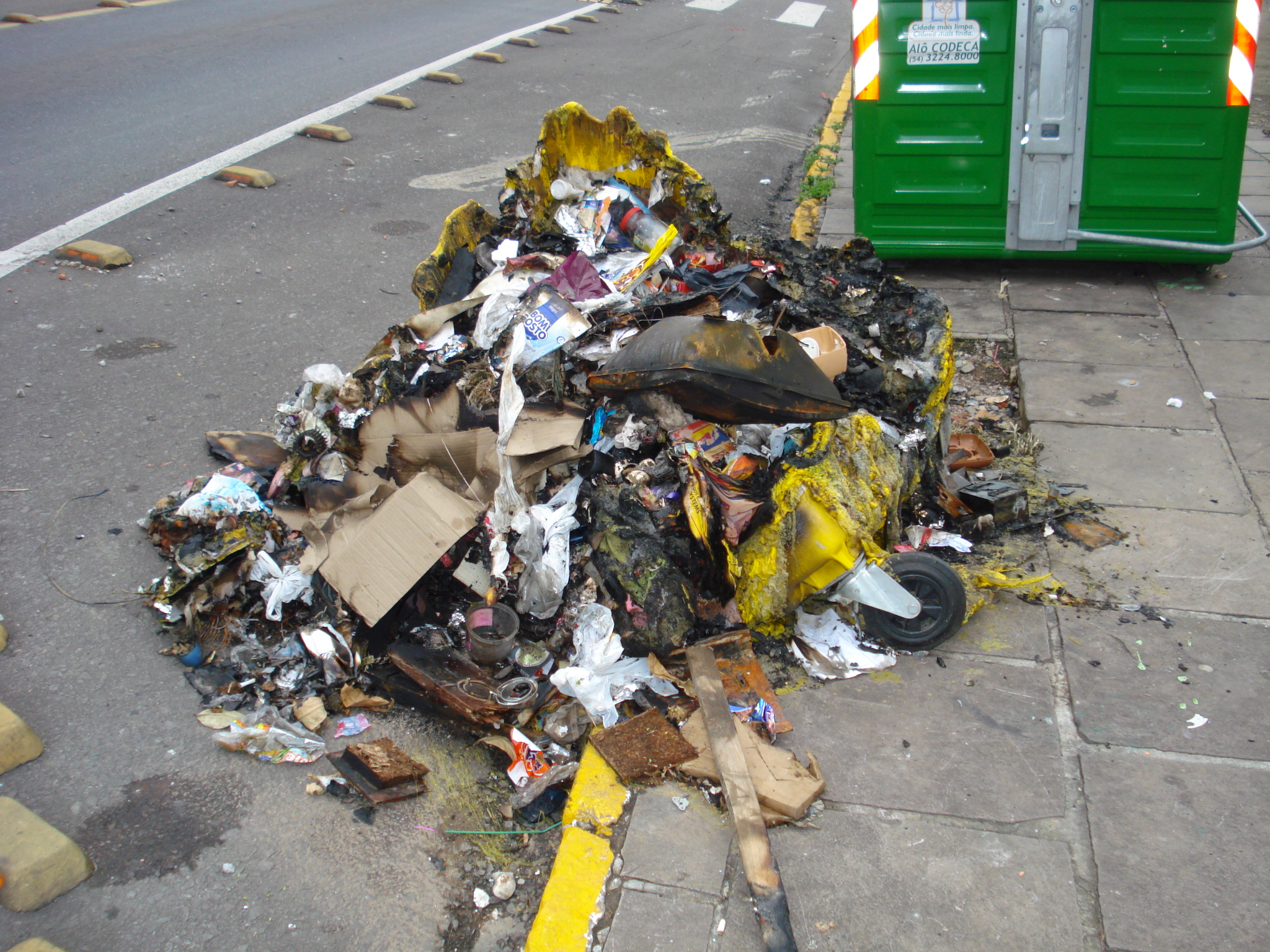 Contêiner amarelo é incendiado na Rua Bento Gonçalves