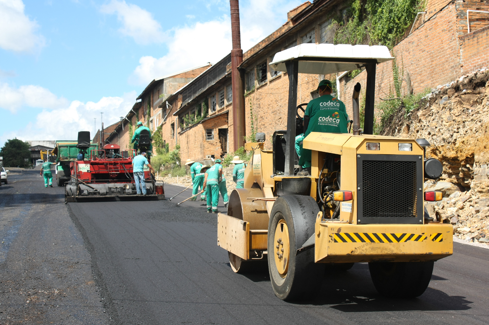  Codeca começa colocação de asfalto no novo acesso à UCS