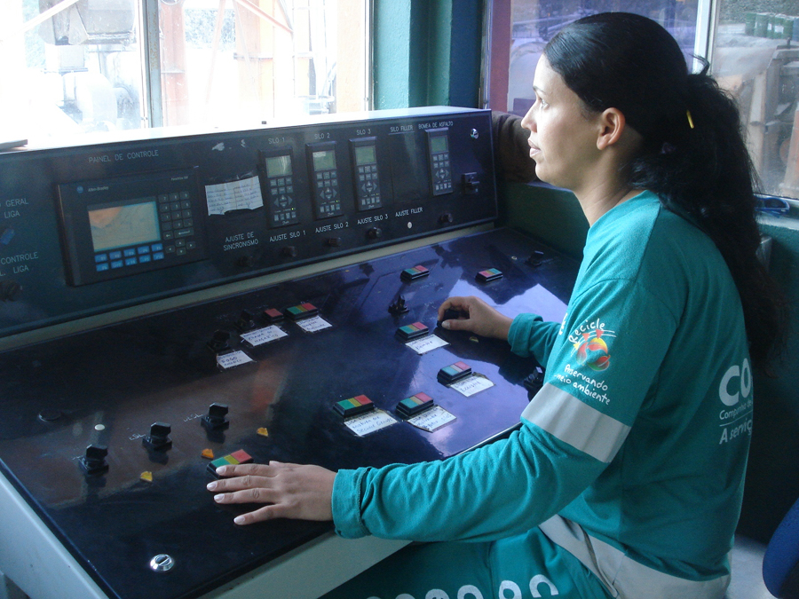  Colaboradora da Codeca é primeira mulher a operar usina de asfalto