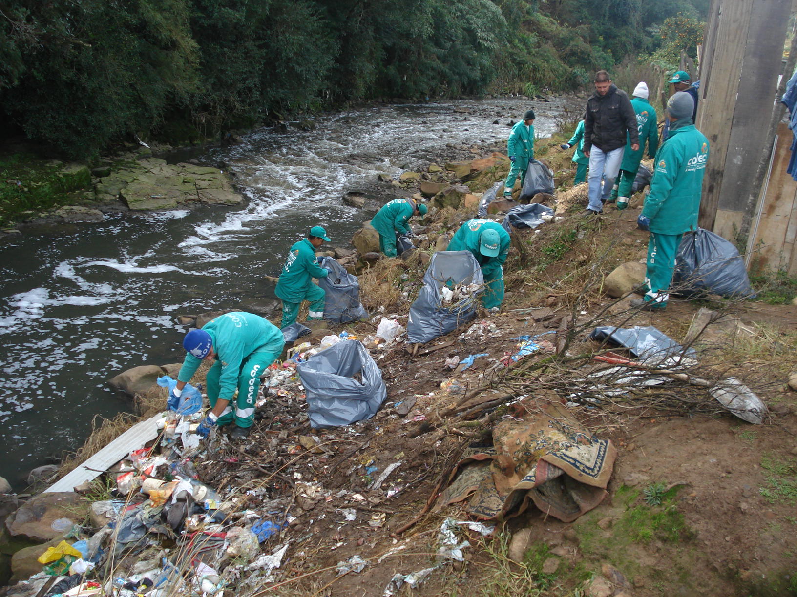  AÇÃO AMBIENTAL NO REOLON: EQUIPES RECOLHEM 350 SACOS DE LIXO