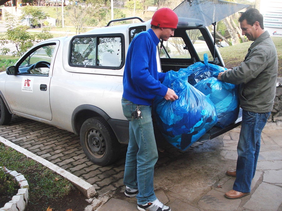  CODECA doa à FAS mais de 4.200 agasalhos arrecadados na Praça