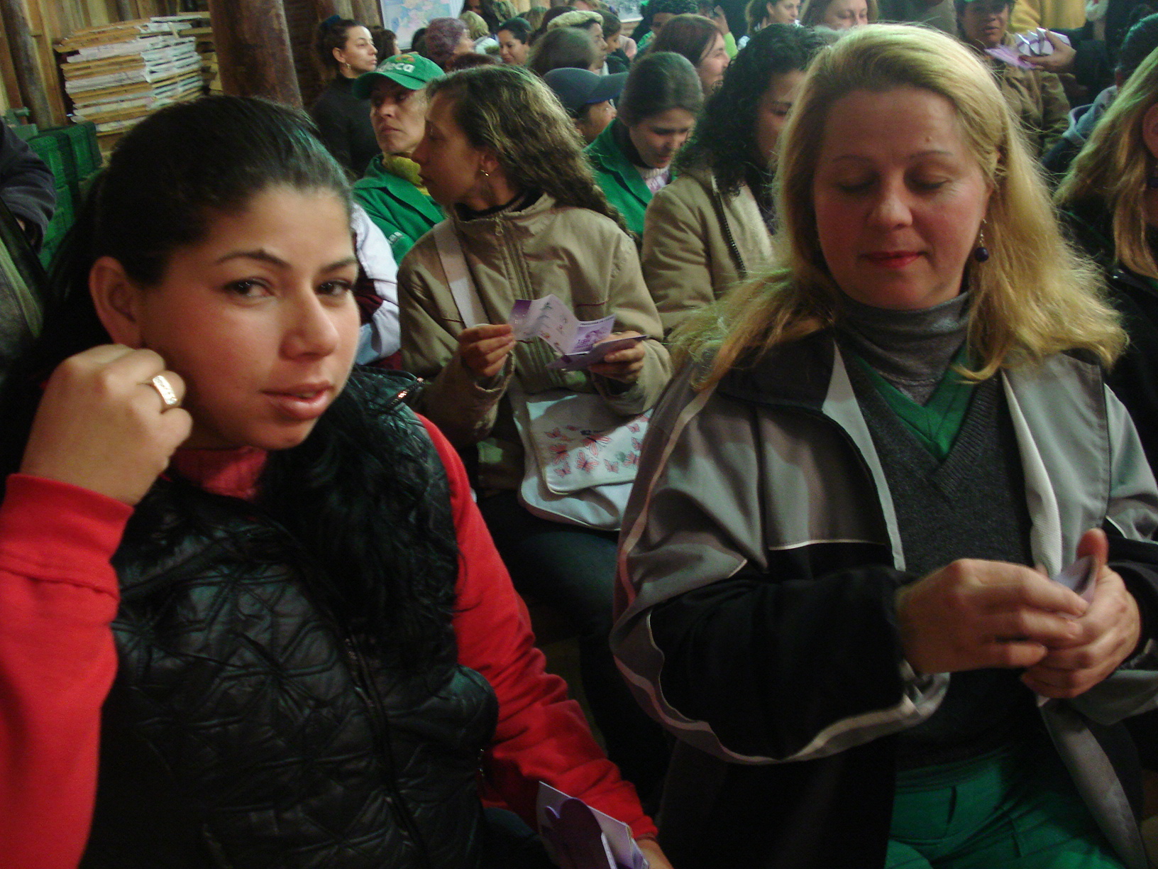  Colaboradoras recebem "Brinco da Vitória", símbolo da prevenção ao câncer de mama