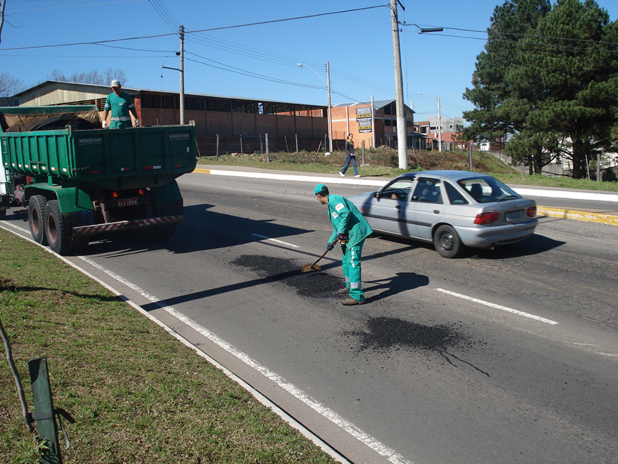  EQUIPES ATUAM EM TRÊS FRENTES PARA CONSERTAR ASFALTO APÓS CHUVAS