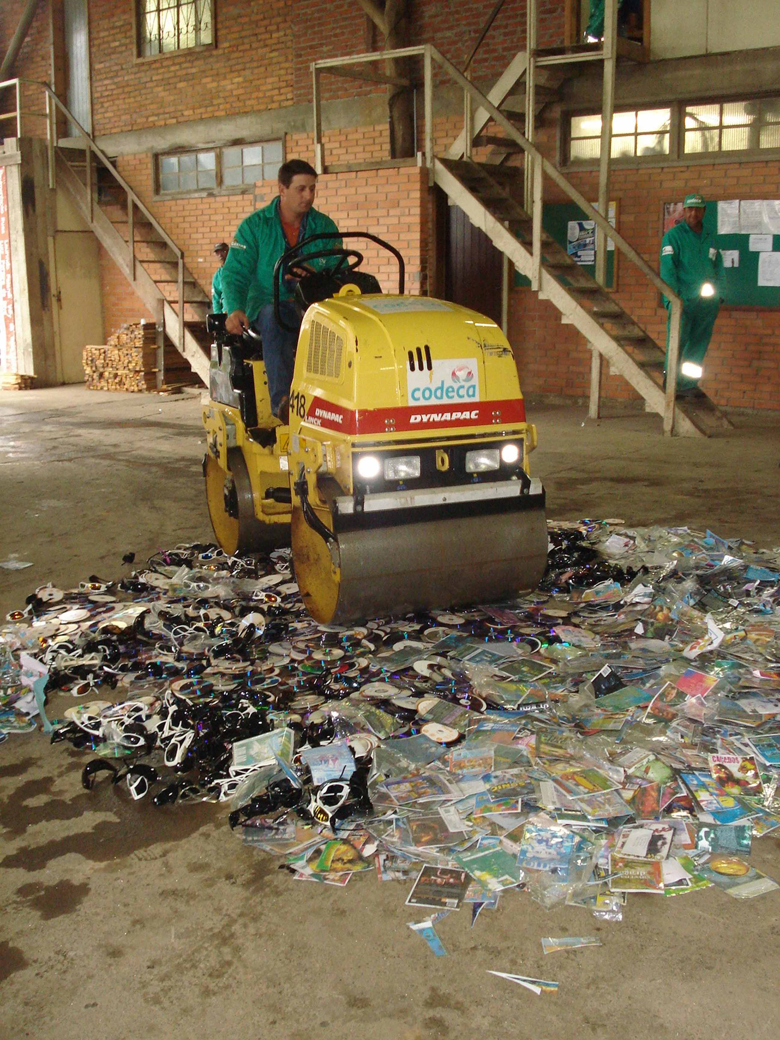  Produtos pirateados são destruídos na sede da CODECA