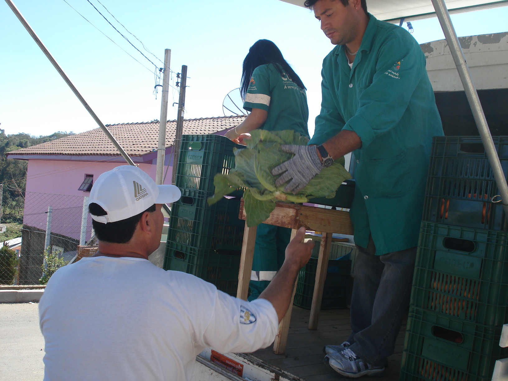  TROCA SOLIDÁRIA BENEFICIA MORADORES DO 1º DE MAIO
