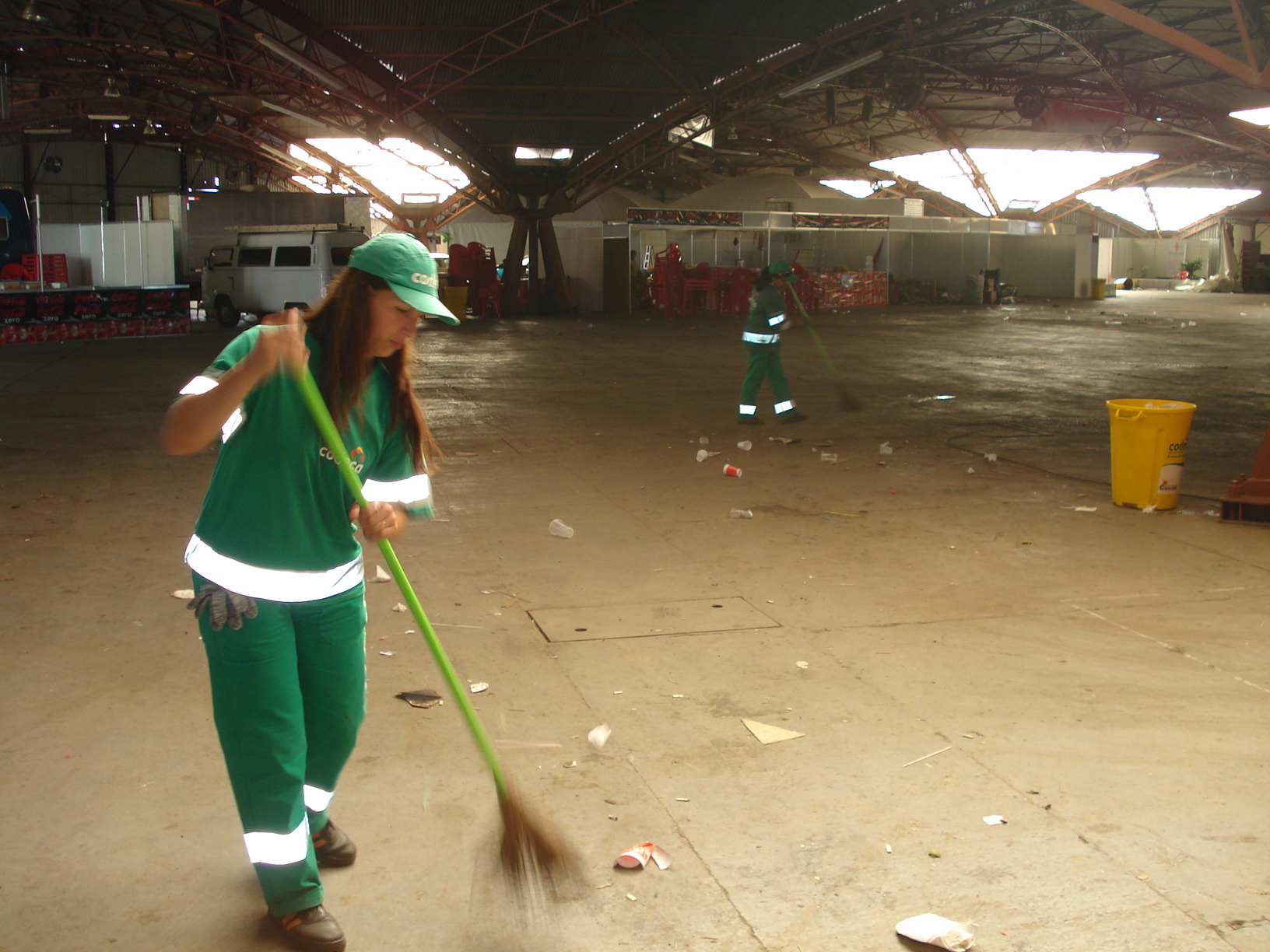 CODECA TRABALHA NA LIMPEZA DOS PAVILHÕES APÓS SEMANA FARROUPILHA