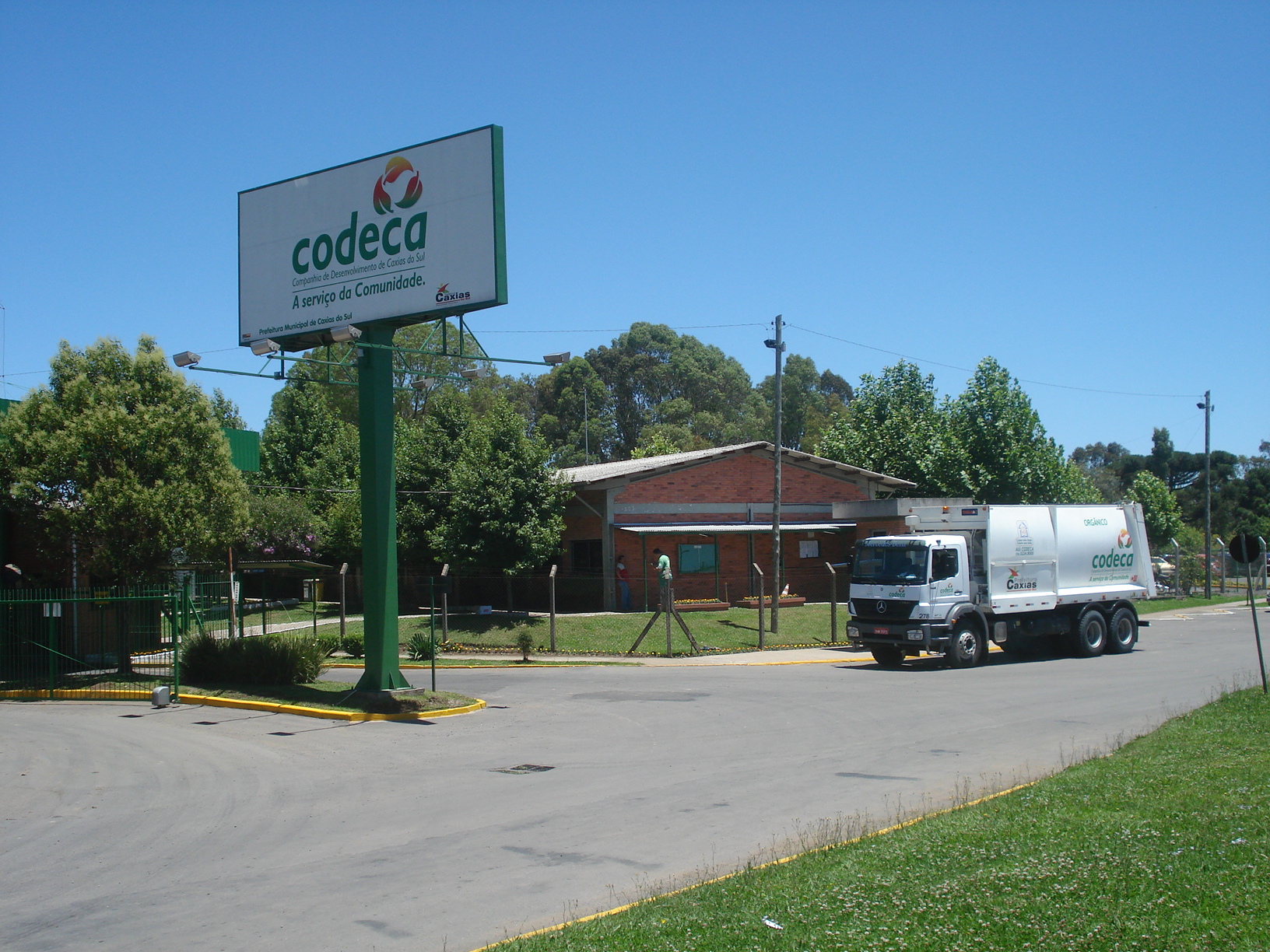  CODECA TRANQUILIZA COMUNIDADE SOBRE USO DE HERBICIDA NA LIMPEZA DAS RUAS