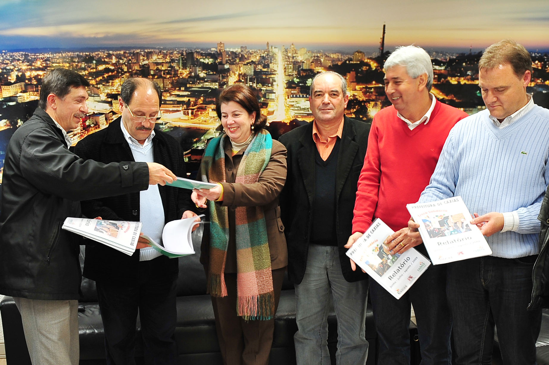  Prefeito recebe relatório de três meses do Troca Solidária