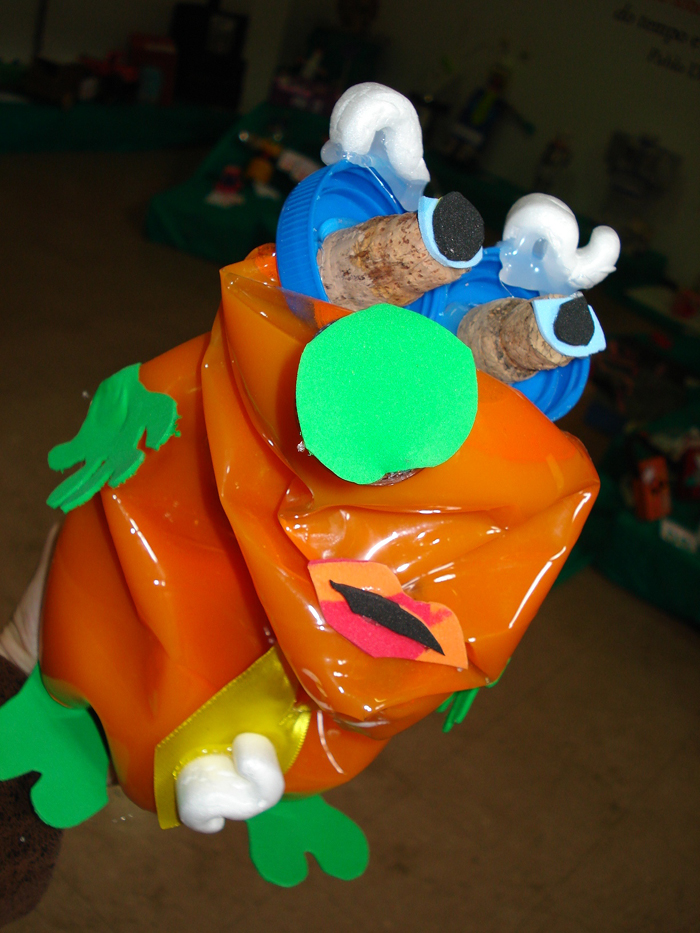  Brinquedos de resíduos recicláveis estão em exposição no Centro Cultural Ordovás