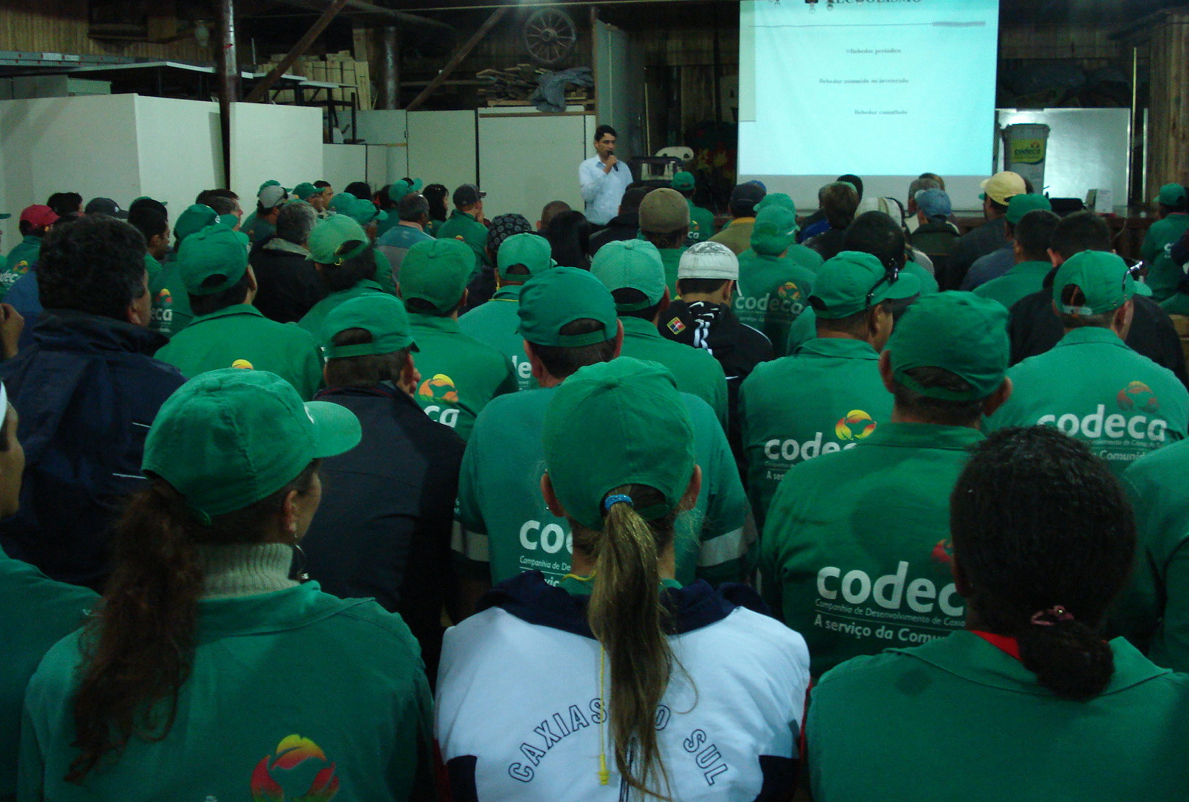  Colaboradores assistem a palestra sobre prevenção ao uso de álcool e drogas