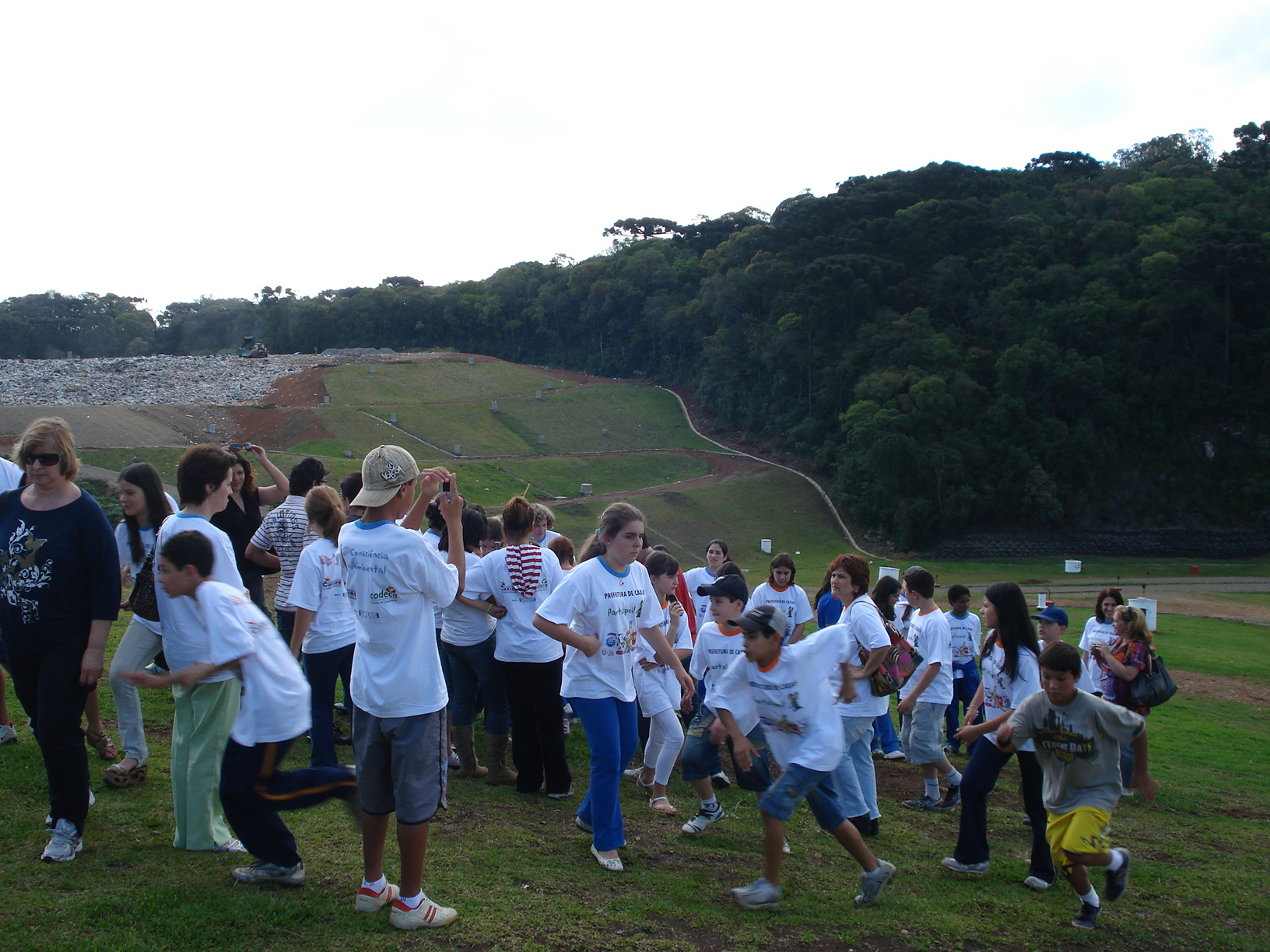  ESCOLAS GANHAM PRÊMIOS POR BRINQUEDOS RECICLÁVEIS E CONHECEM ATERRO