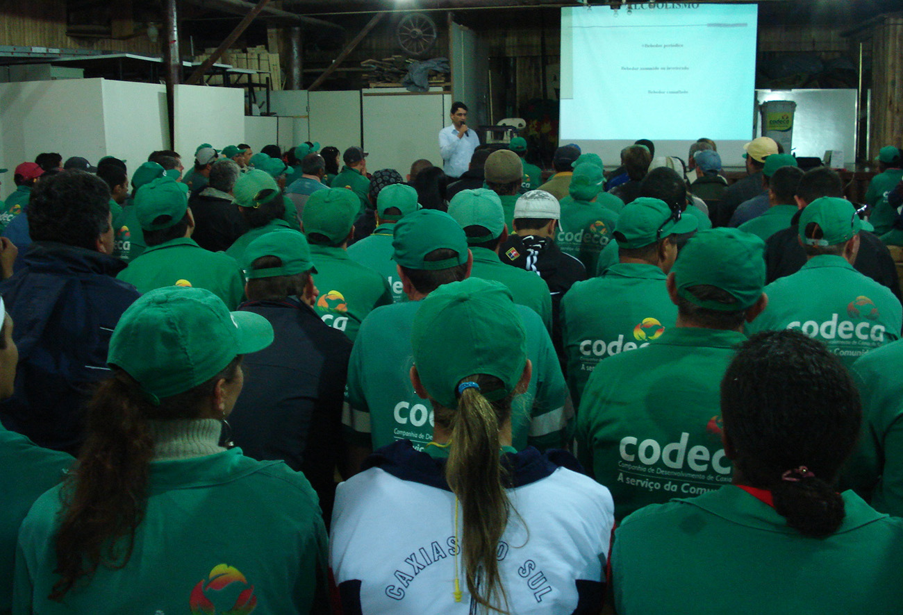  ÁLCOOL E DROGAS: COLABORADORES ASSISTEM A PALESTRA SOBRE PREVENÇÃO