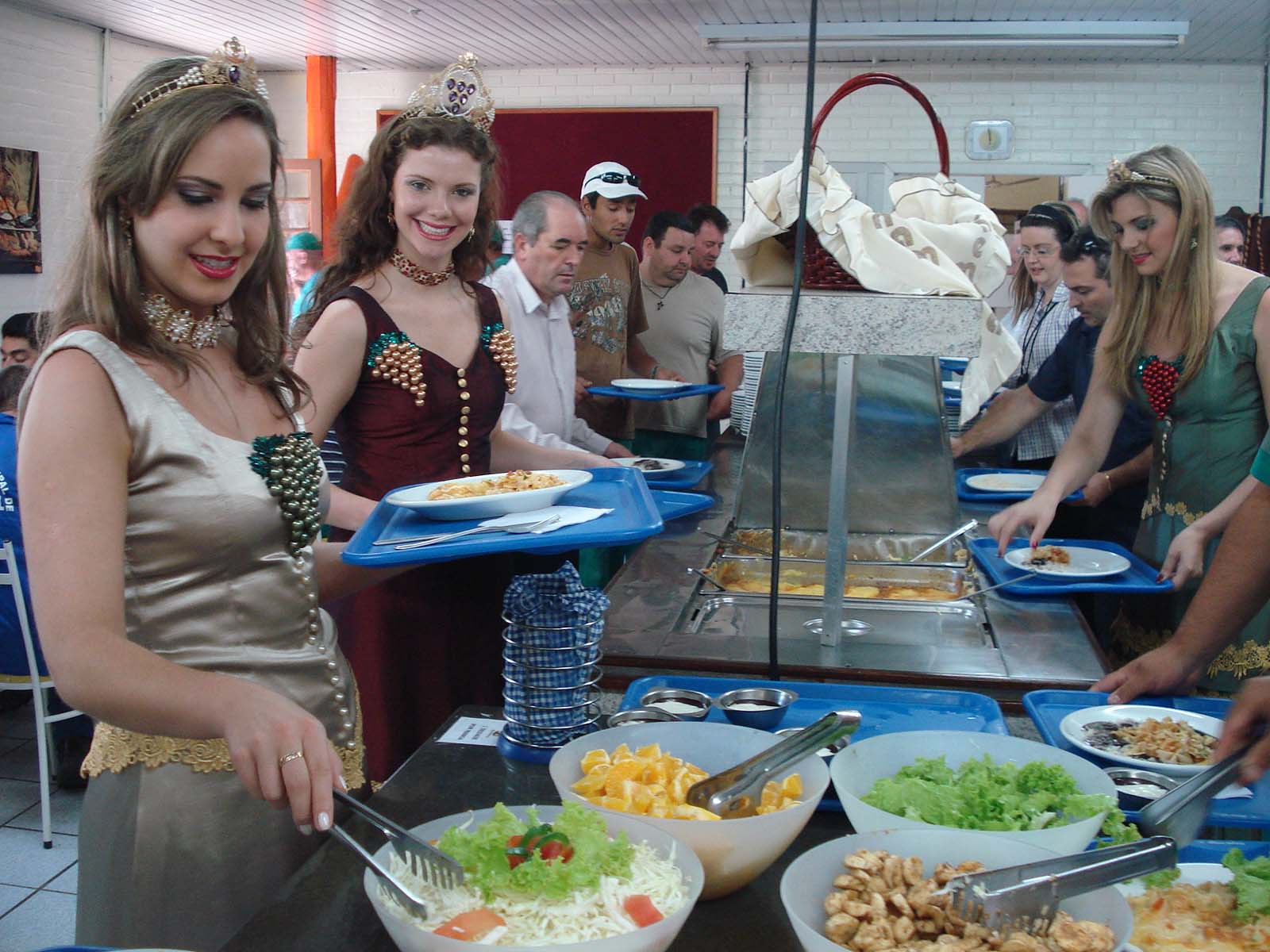  Soberanas da Festa da Uva 2010 visitam CODECA e ganham lixeiras recicladas