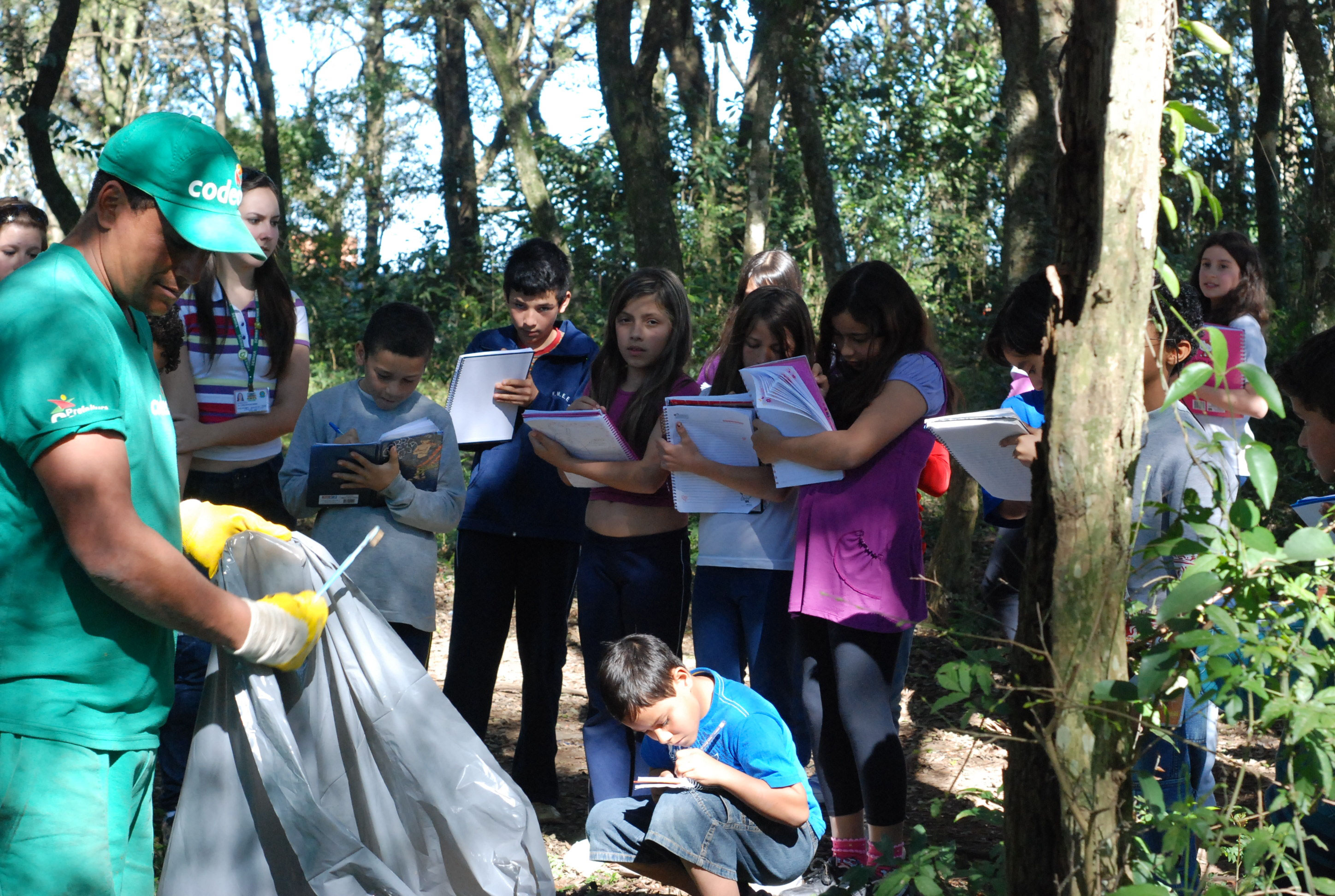  PREFEITURA PROMOVE LIMPEZA DE ÁREAS VERDES NA ZONA OESTE