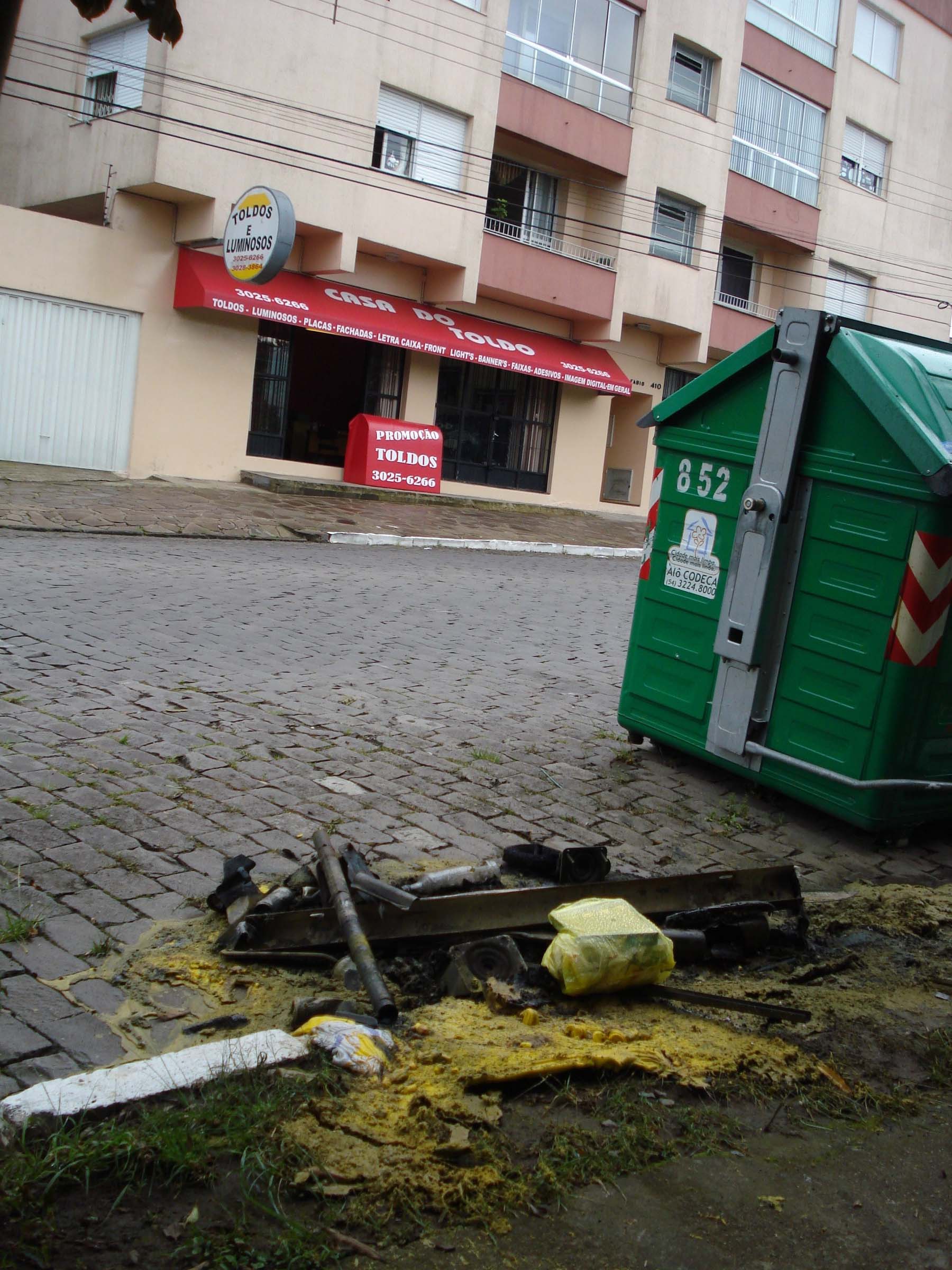  Três contêineres são incendiados durante o fim de semana