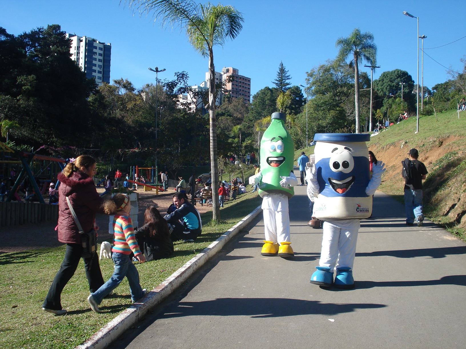  CODECA instala novas lixeiras no Parque dos Macaquinhos