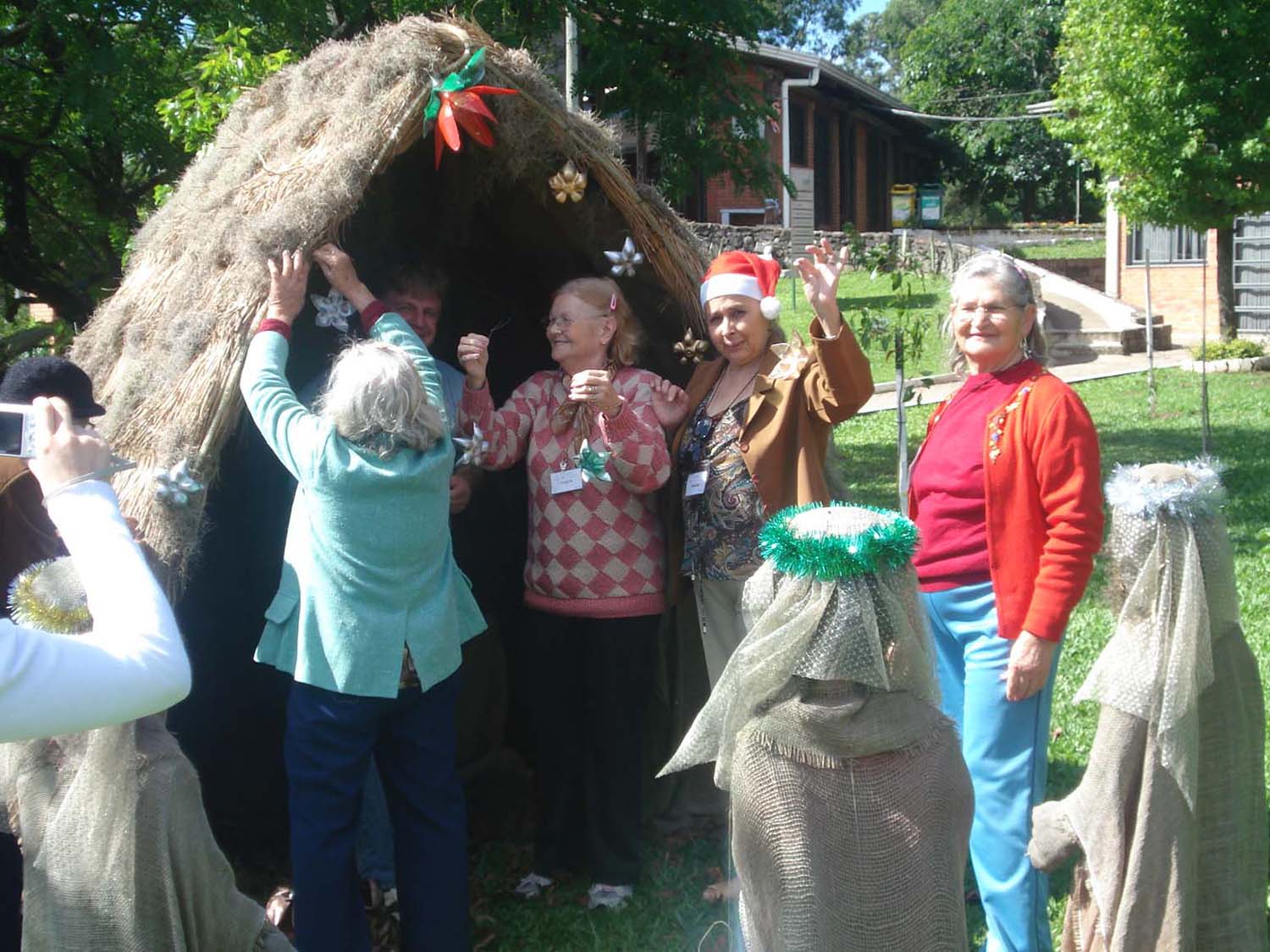  Grupo da Melhor Idade ajuda a montar decoração natalina