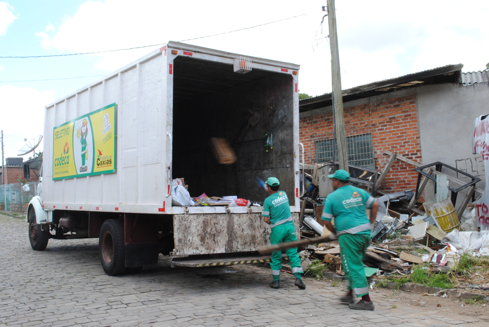  Seis toneladas de entulho começam a ser retiradas de via pública no Kayser