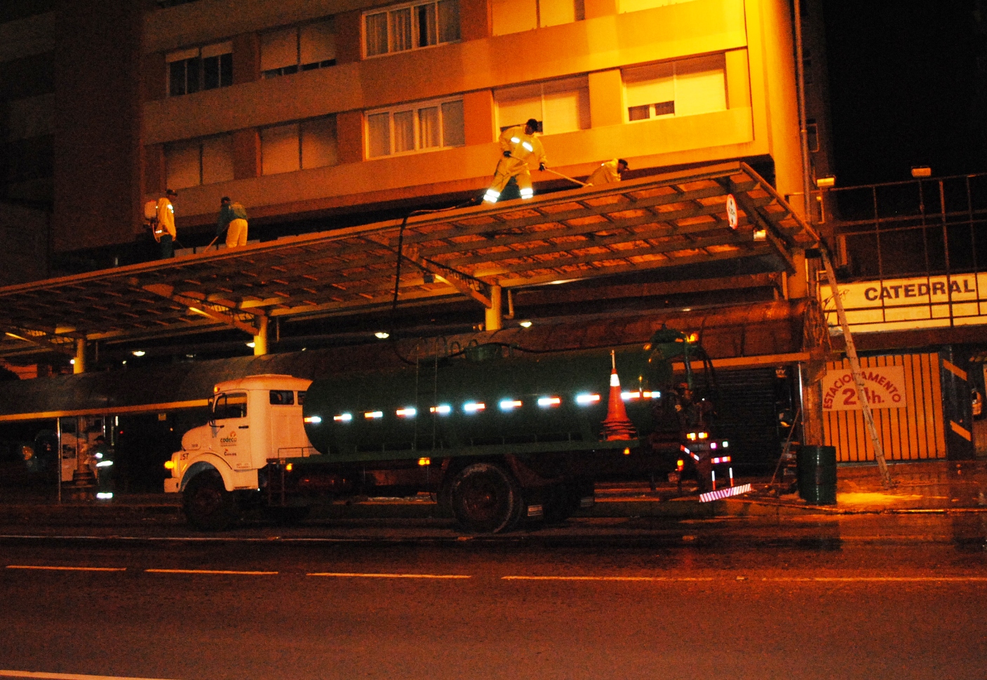  Equipes trabalham na lavagem de paradas de ônibus