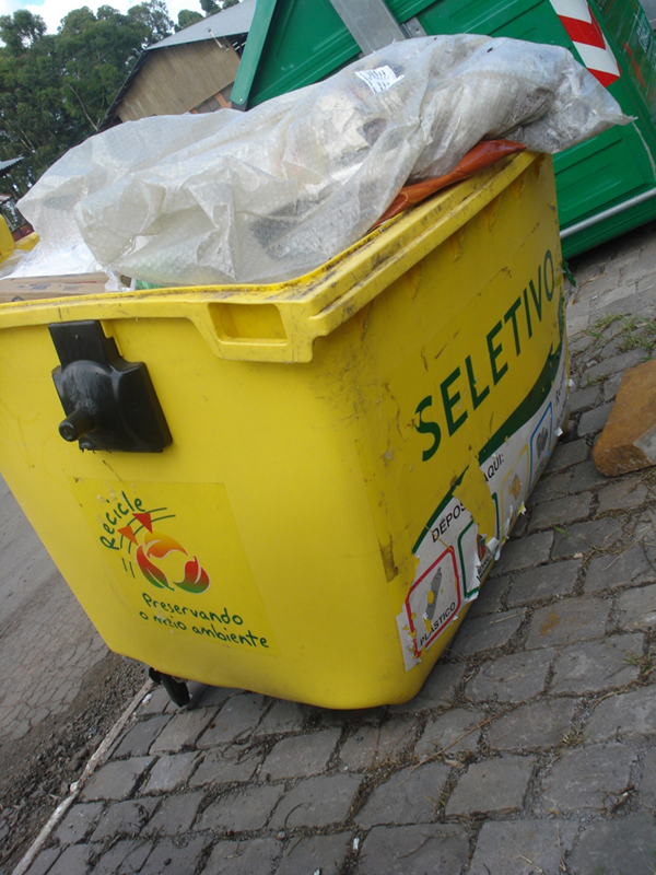  Entulho de construção é jogado em contêiner seletivo