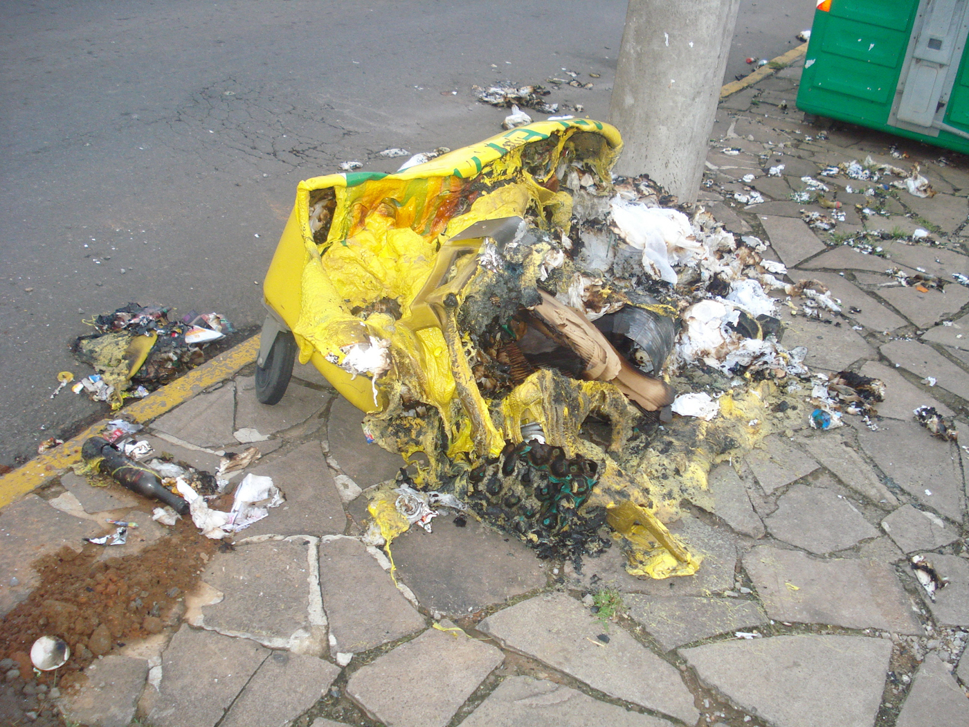  Contêiner seletivo é incendiado na rua Moreira César