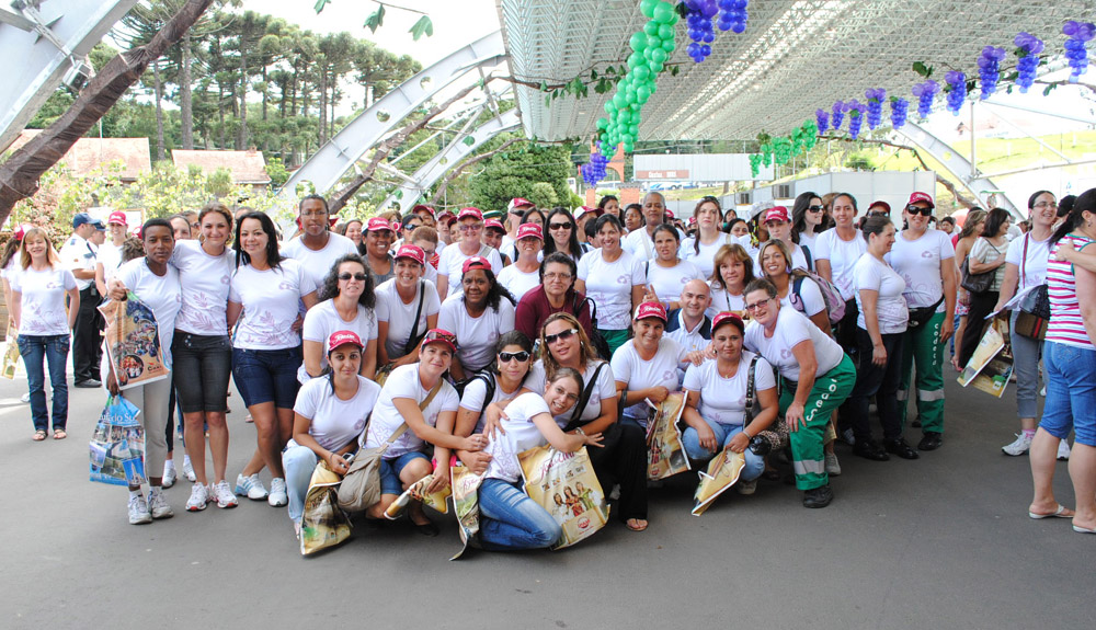  COLABORADORAS VISITAM FESTA DA UVA