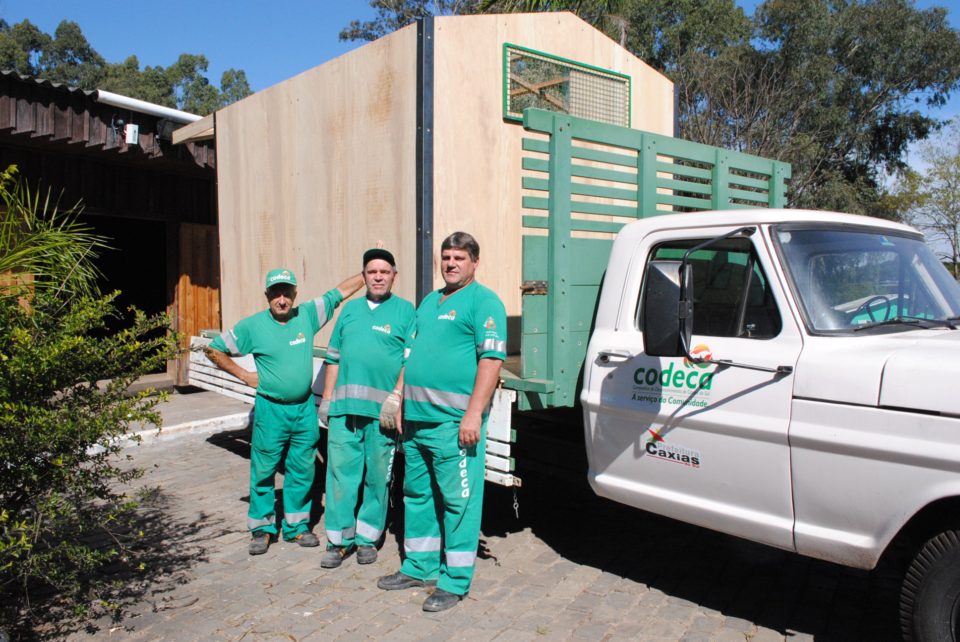  Caminhão "reciclado" vai distribuir frutas e verduras do Programa Troca Solidária