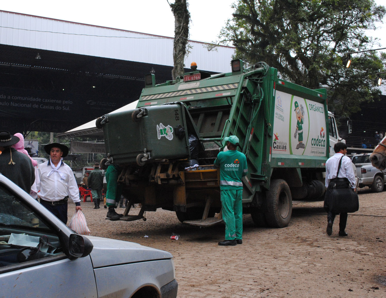  Equipes trabalham na limpeza do parque durante 22º Rodeio Crioulo de Caxias