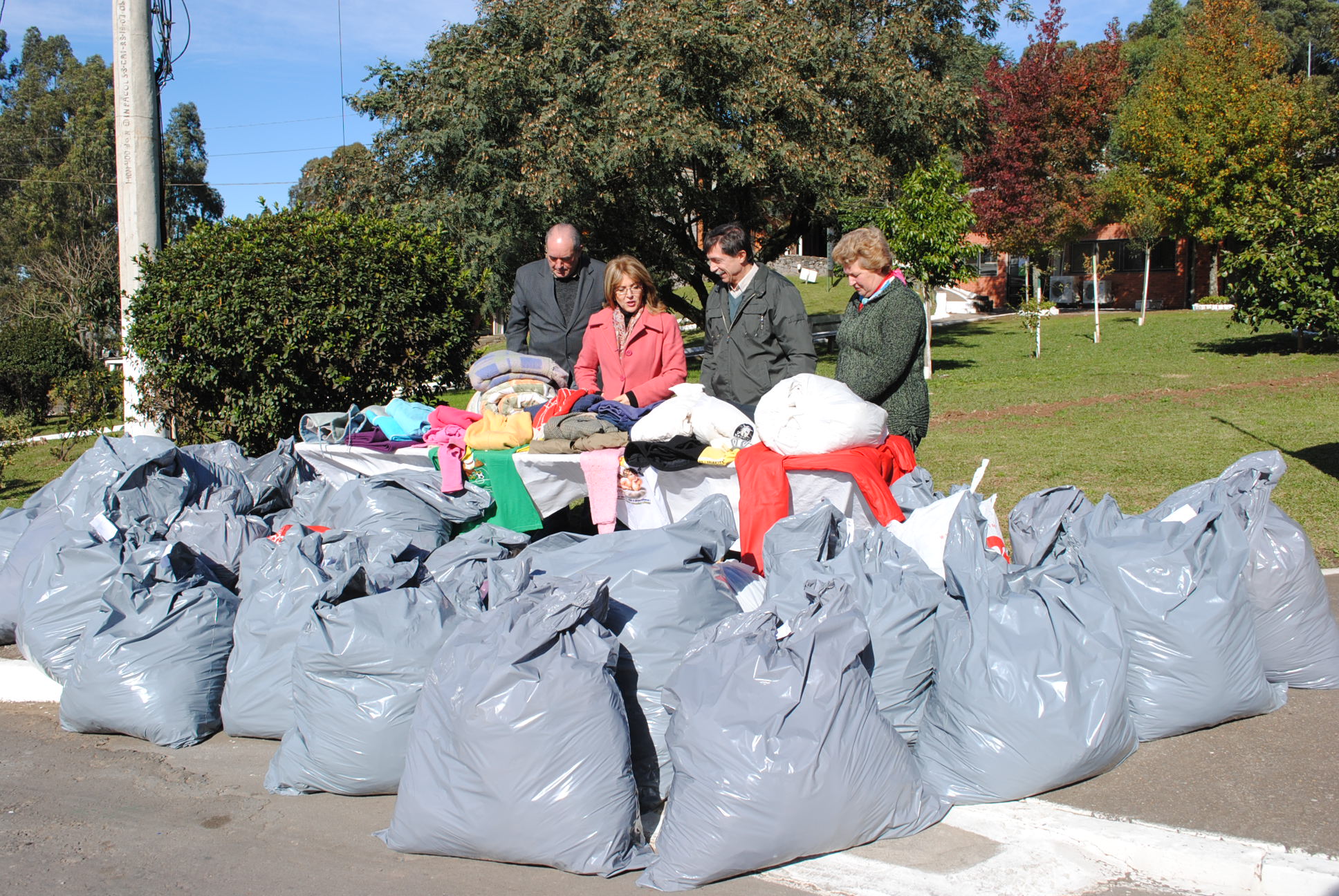  CODECA ENTREGA À FAS 2,4 MIL AGASALHOS ARRECADADOS 