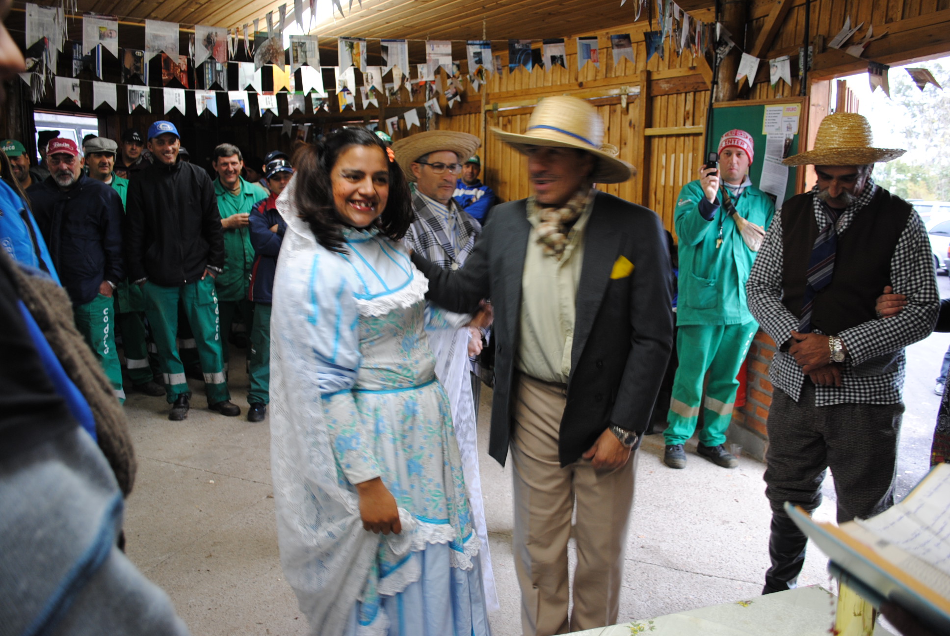  COLABORADORES ENCENAM CASAMENTO CAIPIRA NA FESTA JULINA DA CODECA