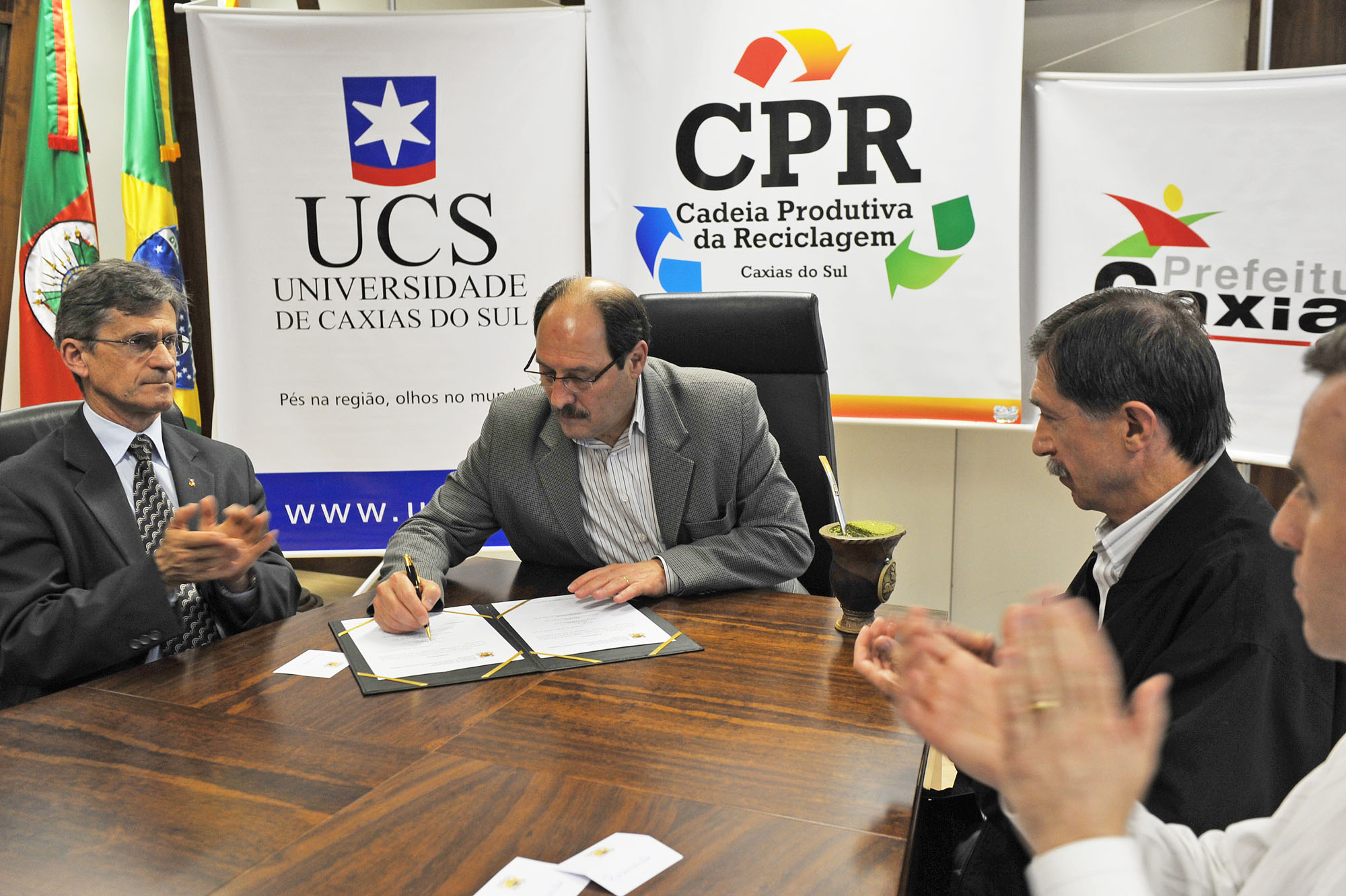  PREFEITURA E UCS ASSINAM CONTRATO PARA AMPLIAR REDE DE RECICLADORES 