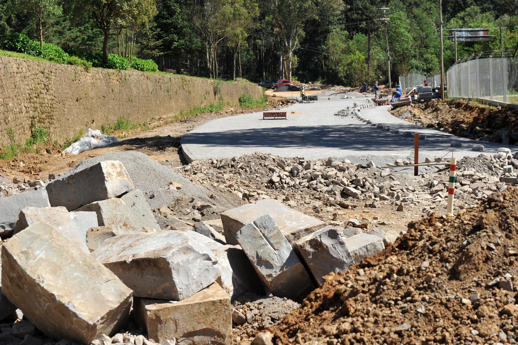  Obras de pavimentação avançam na Atílio Andreazza, que será bloqueada por medida de segurança