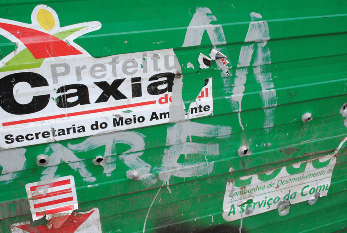  Contêiner é alvo de disparos nas proximidades do Cemitério Municipal