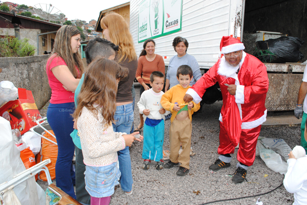  PAPAI NOEL E CORAL DO SAMAE SÃO ATRAÇÕES NA TROCA SOLIDÁRIA ESPECIAL DE NATAL