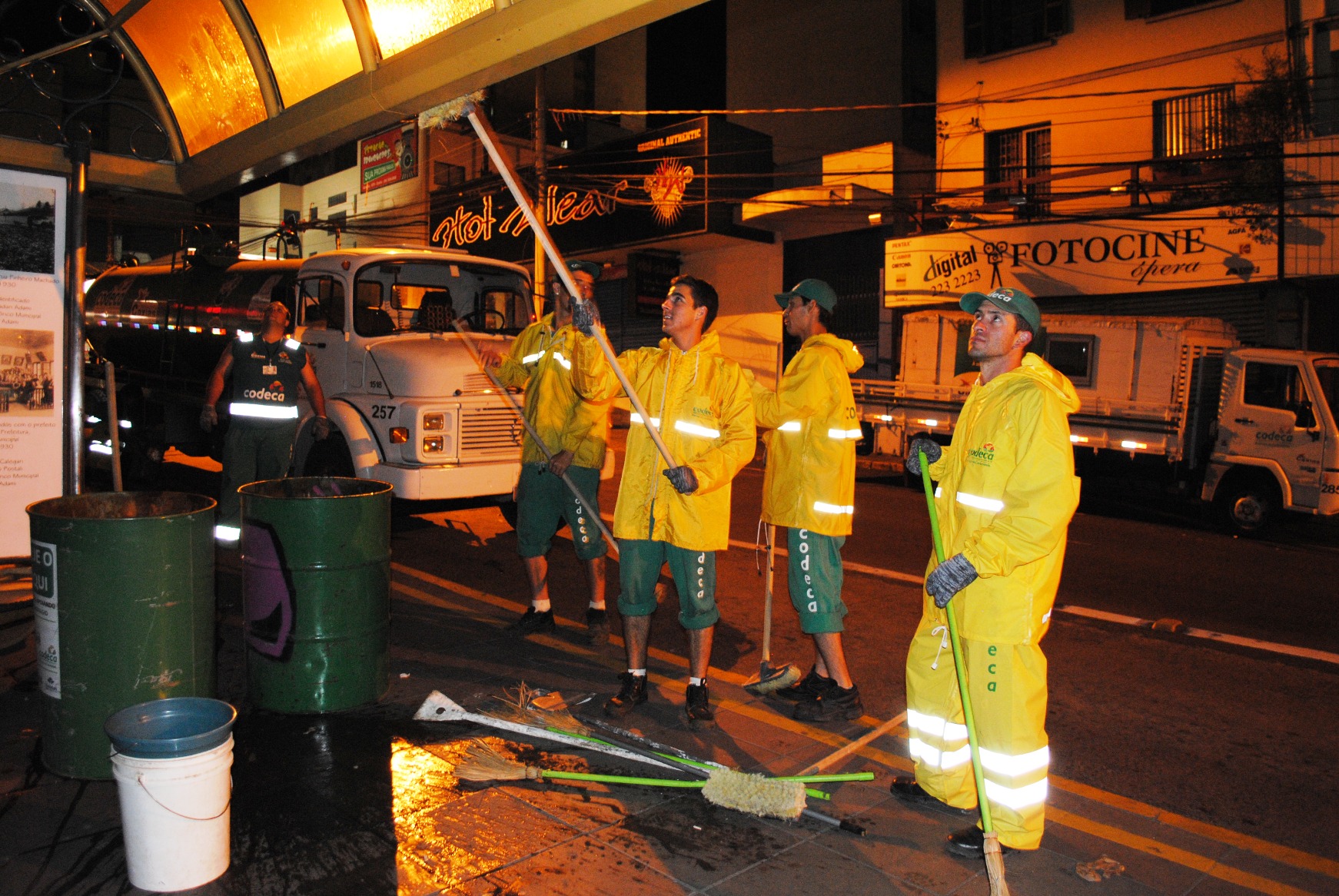  CODECA EXECUTA LAVAGEM DAS PARADAS DO ÓPERA