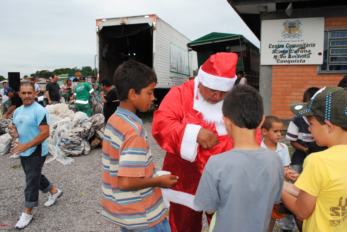  PAPAI NOEL E CANÇÕES DE NATAL ANIMAM TROCA SOLIDÁRIA NO LOT. CONQUISTA
