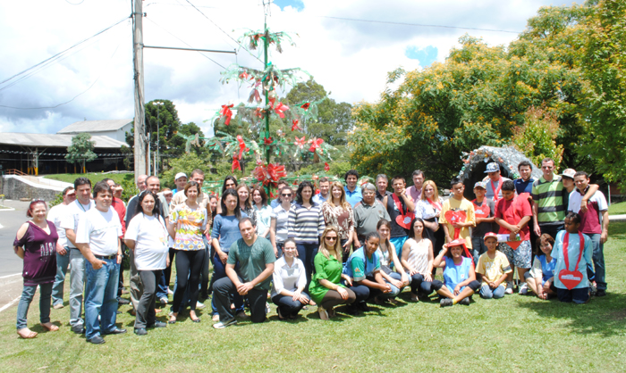  CRIANÇAS DO RECANTO DO AMIGO ENFEITAM ÁRVORE DE NATAL