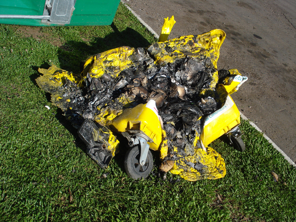  Confira os telefones para informar sobre casos de vandalismo contra contêineres de lixo