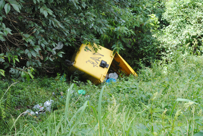  MAIS DOIS CONTÊINERES SÃO ALVO DE VANDALISMO