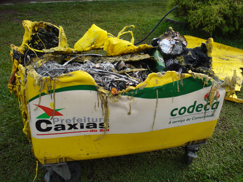  ATOS DE VANDALISMO EM CONTÊINERES SE REPETEM 