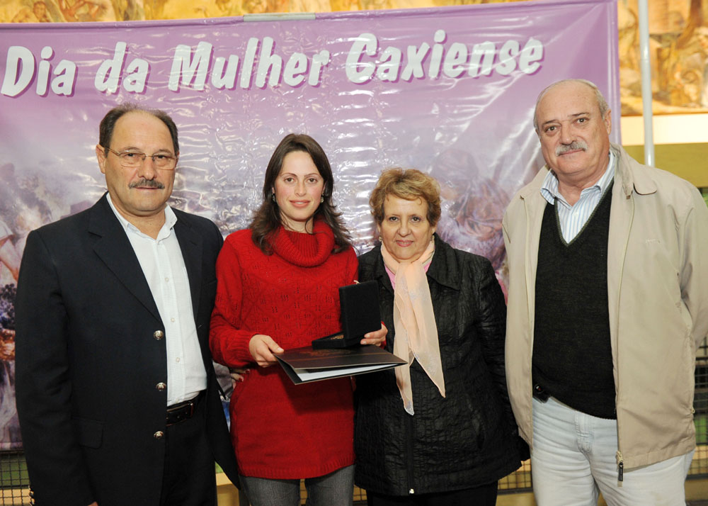  PREFEITO HOMENAGEIA MULHERES COM A MEDALHA MONUMENTO NACIONAL AO IMIGRANTE