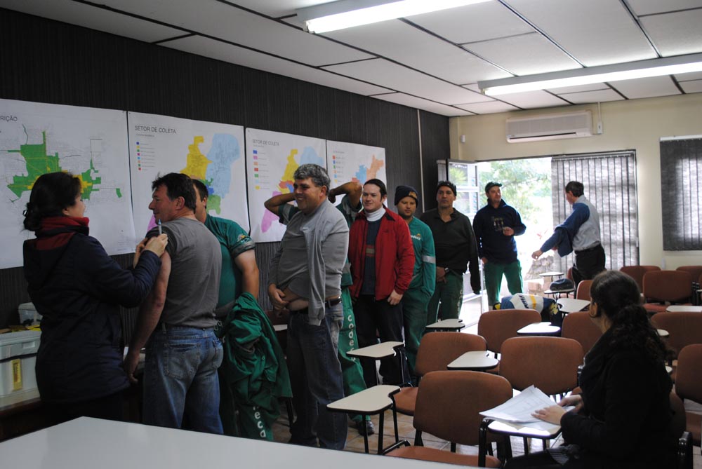  Funcionários recebem a vacina da gripe