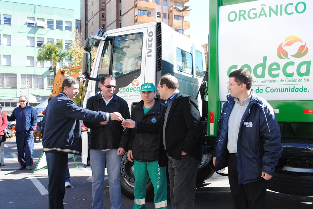  Coleta de lixo passa a ter mais seis caminhões novos