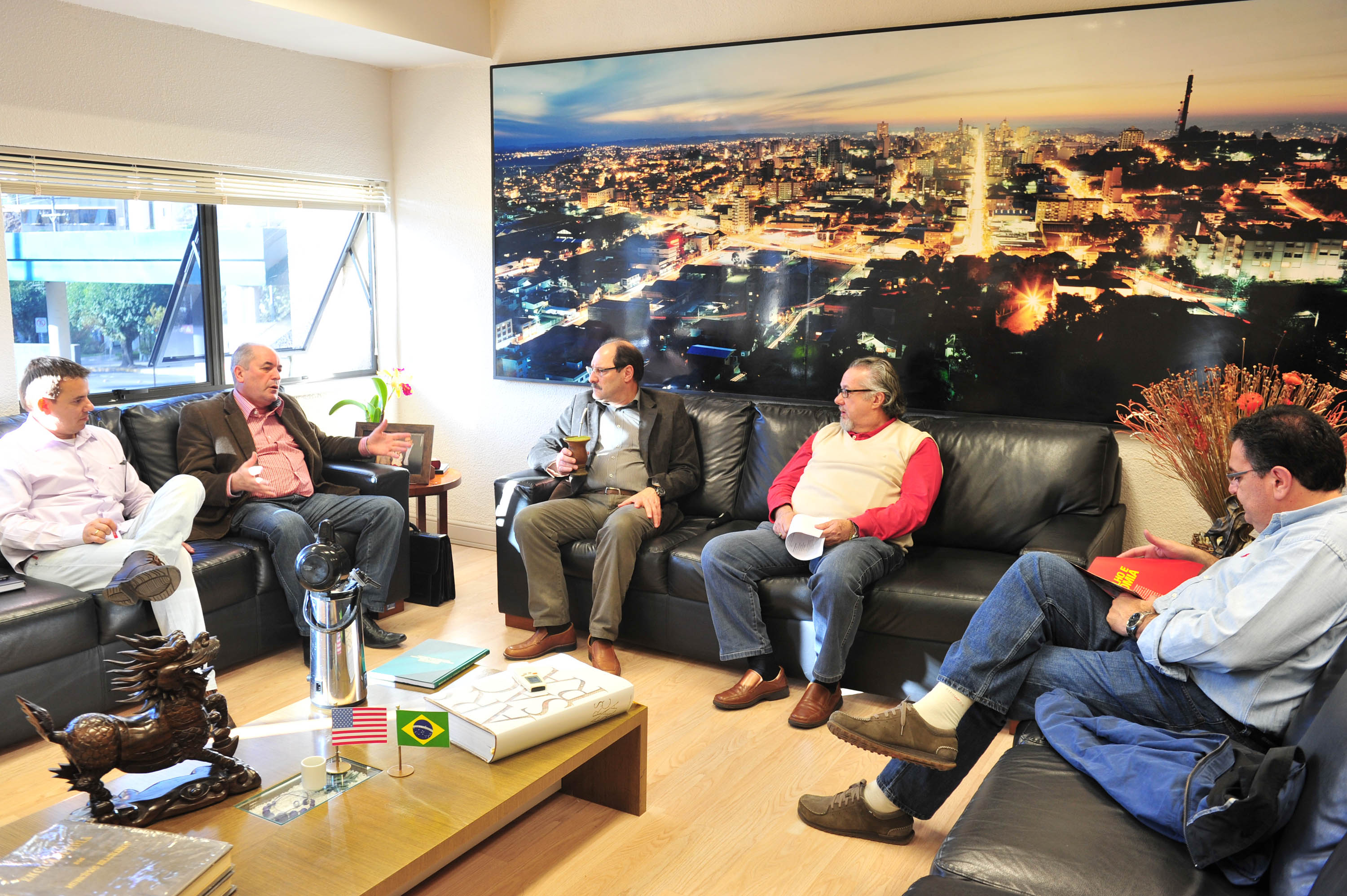  José Luiz Zechin entrega relatório de viagem ao prefeito Sartori