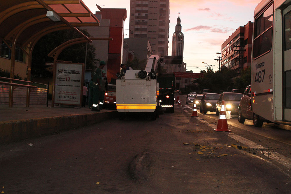  CODECA INICIA REPOSIÇÃO DE CAPA ASFÁLTICA NA RUA SINIMBU