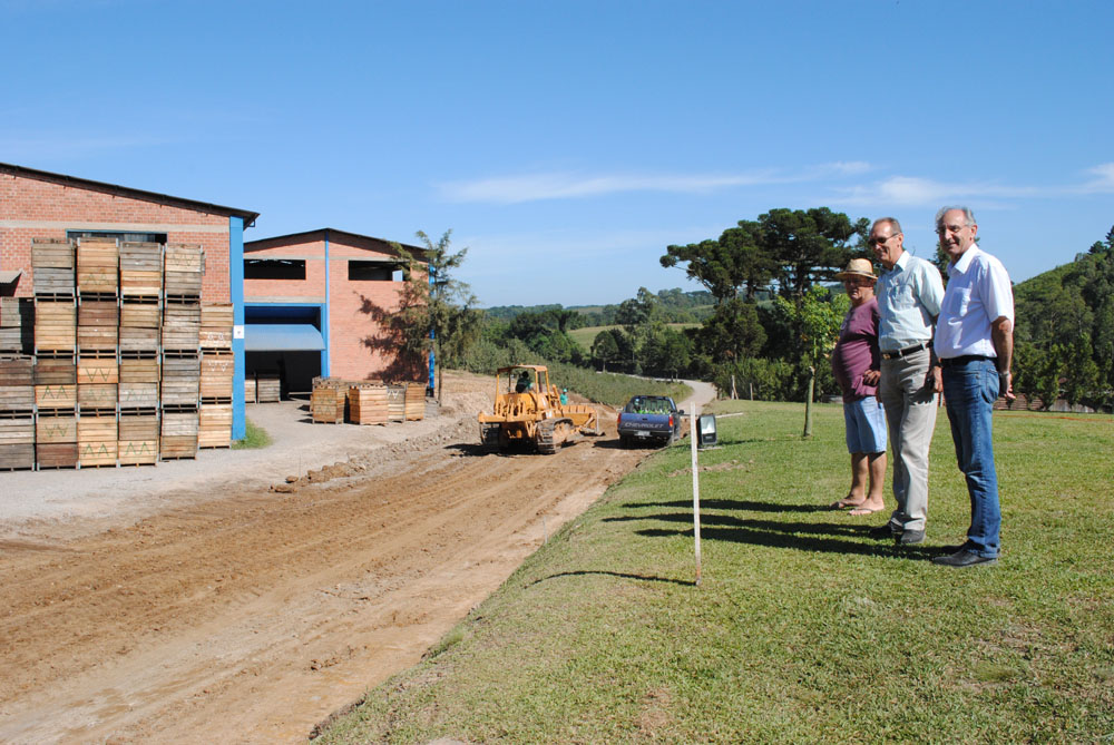 CODECA TRABALHA NA PAVIMENTAÇÃO DE TRÊS ESTRADAS NO INTERIOR