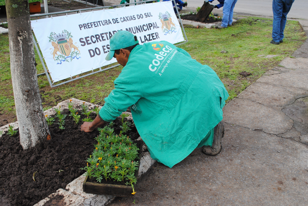  PREFEITO ENTREGA OBRAS E MELHORIAS NA PRIMEIRA AGENDA NA COMUNIDADE