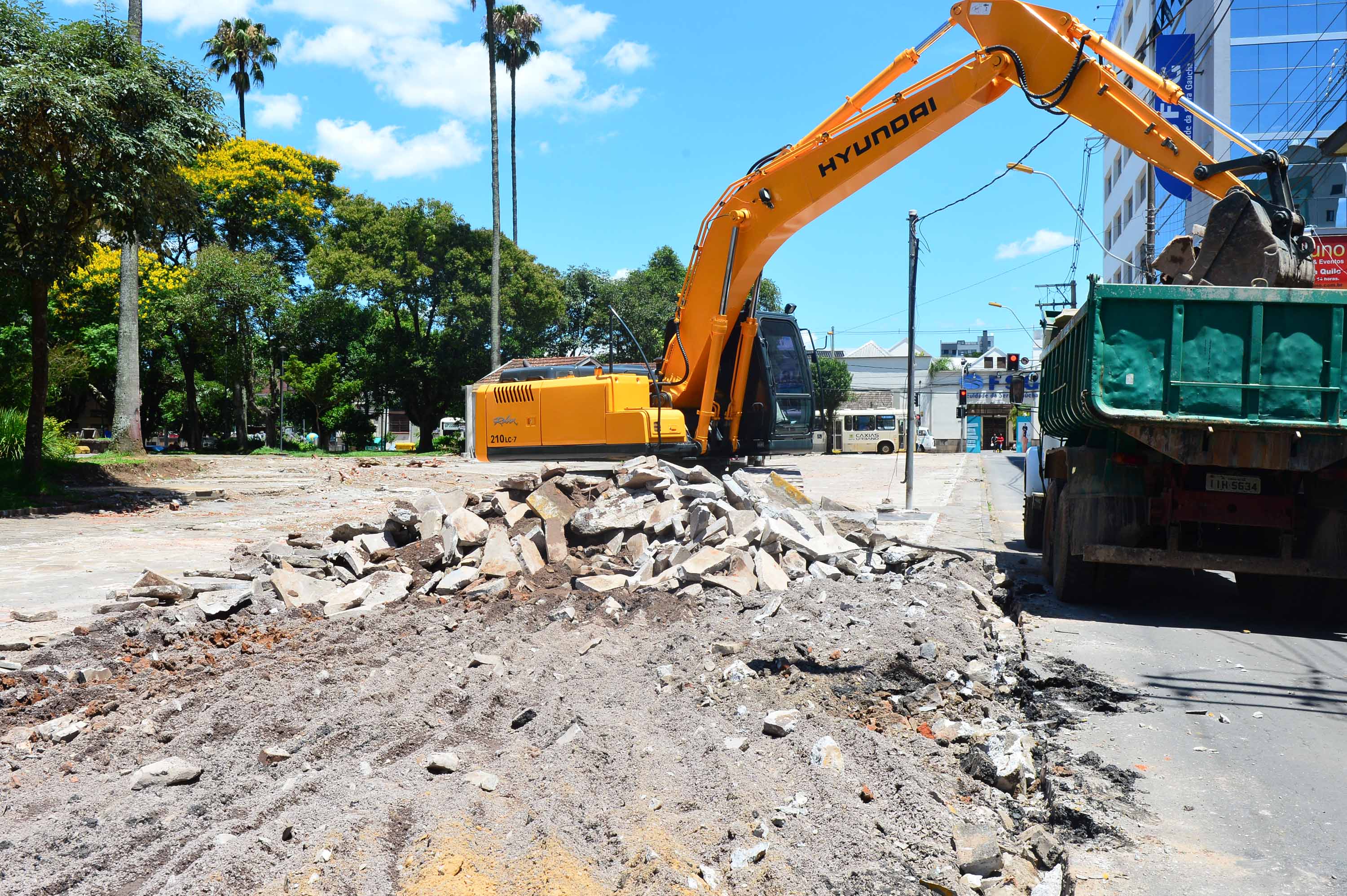  INICIA O ALARGAMENTO DA RUA MOREIRA CÉSAR