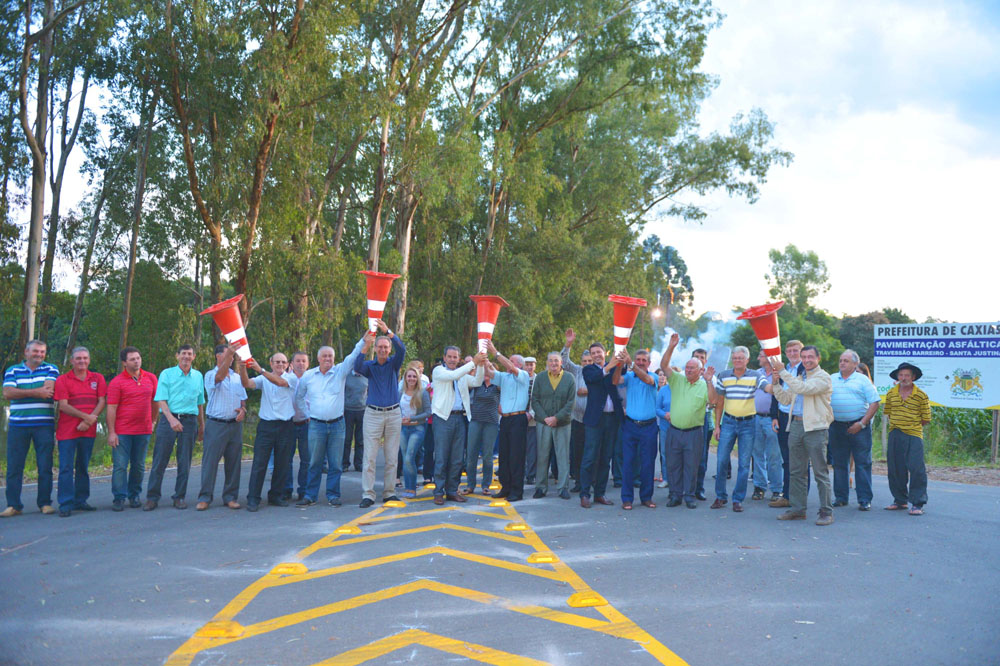  PAVIMENTAÇÃO DO TRAVESSÃO BARREIRO É ENTREGUE À COMUNIDADE