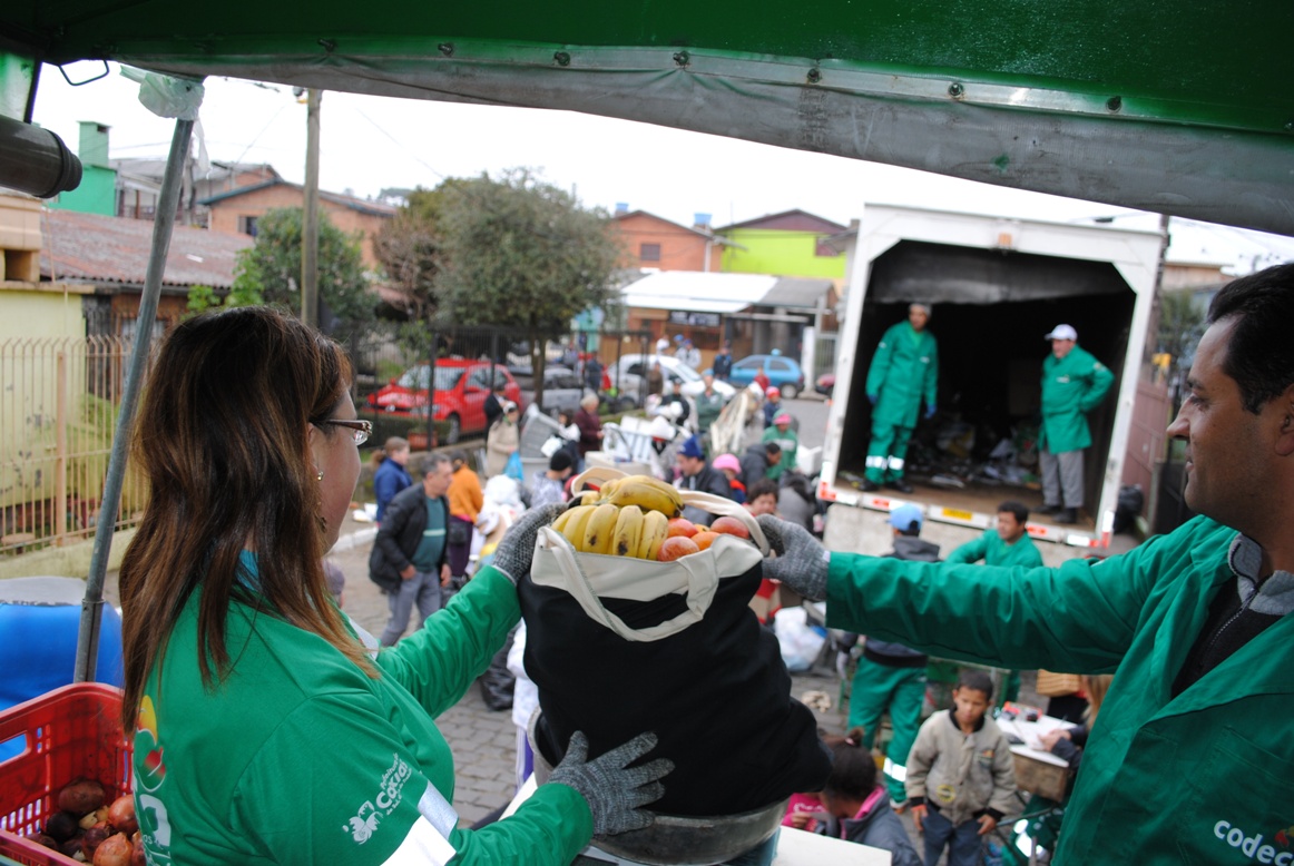  PREFEITURA E MORADORES COMEMORAM CINCO ANOS DE TROCA SOLIDÁRIA